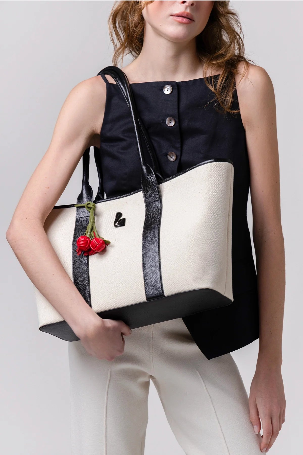 City Tote Bag Natural Canvas and Black Leather - Larroude
