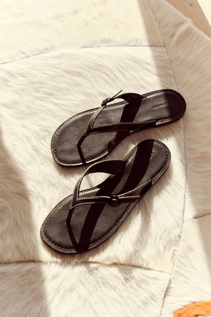 Mary Kate Flat Sandal In Black Leather - Larroude
