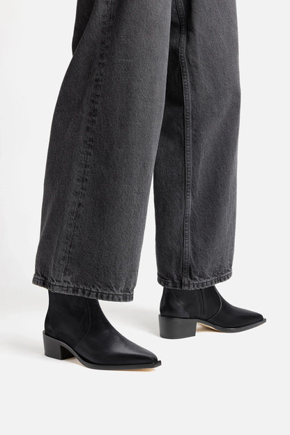 Florencia Low Boot In Black Leather - Larroude