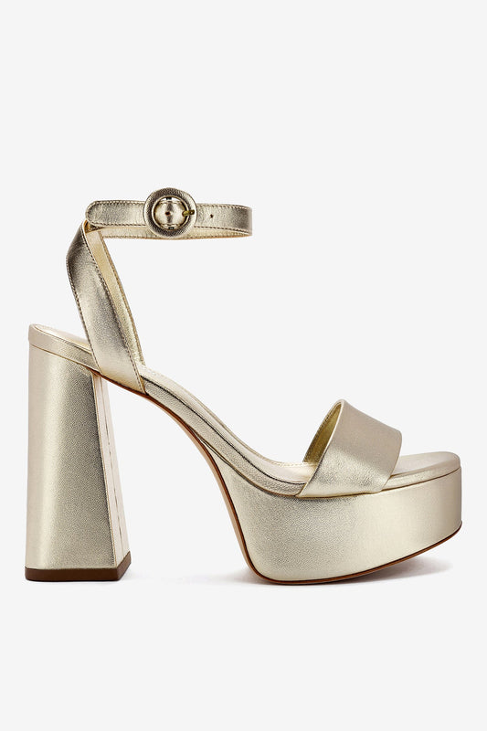 Dolly Sandal In Platina Metallic Leather - Larroude